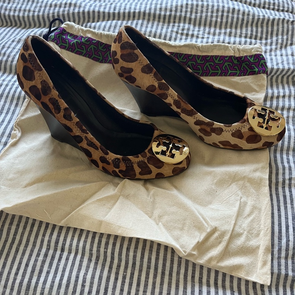 Tory Burch EUC calf hair leopard high heel wedge 8